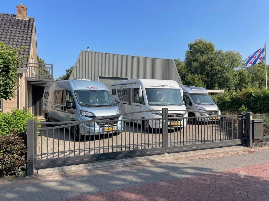 Campers bij het pand van CamperHulp in De Tike